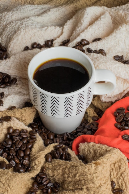 Foto tazzina di caffè con chicchi