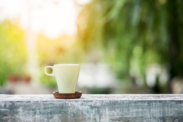 背景をぼかした写真とコーヒー1杯