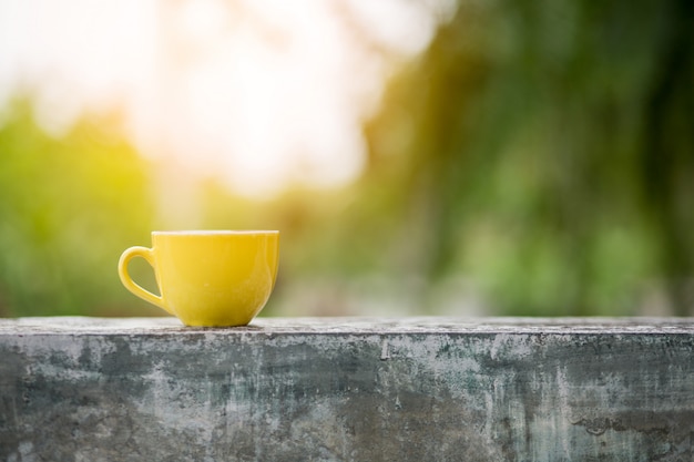 背景をぼかした写真とコーヒー1杯