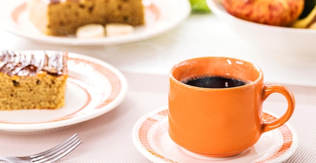 Tazza di caffè con torta sullo sfondo tipica bevanda calda brasiliana servita in panetterie e snack bar