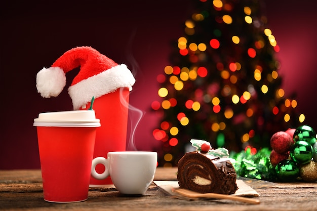 오래 된 나무 테이블에 크리스마스 장식과 커피 한잔
