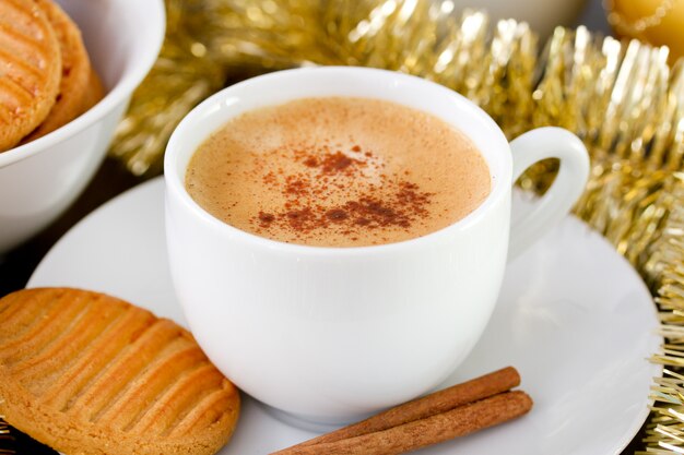 Foto tazza di caffè con cannella e biscotti