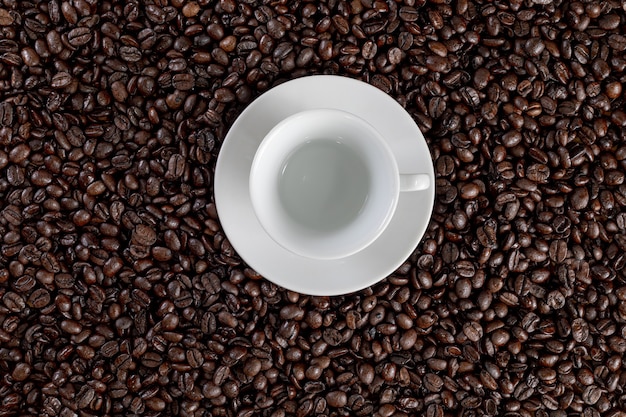 Foto tazza di caffè con sfondo di chicchi di caffè