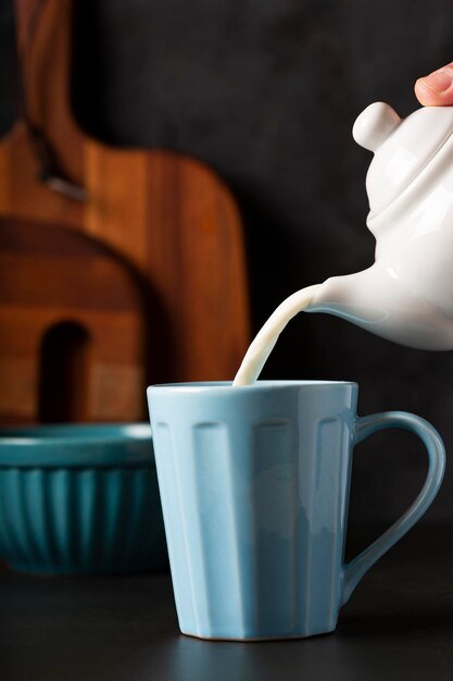 Чашка кофе со сливочным молоком.