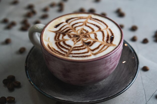 Foto una tazza di caffè con un disegno sul bordo