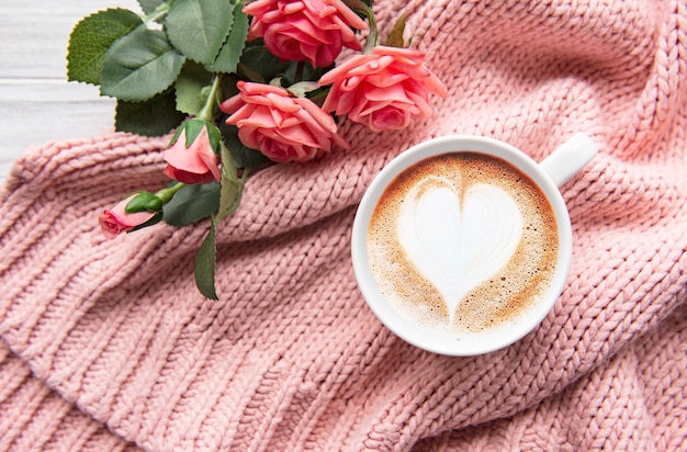 Una tazza di caffè con motivo a cuore