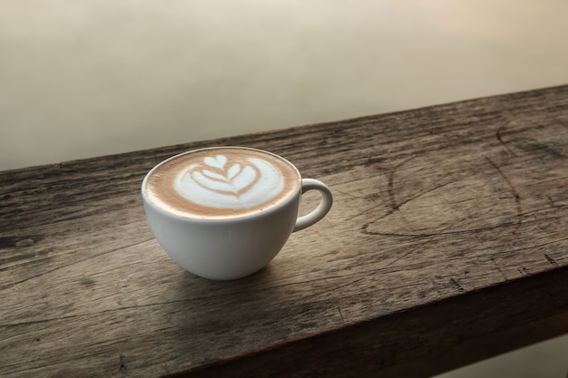 Foto una tazza di caffè a forma di cuore