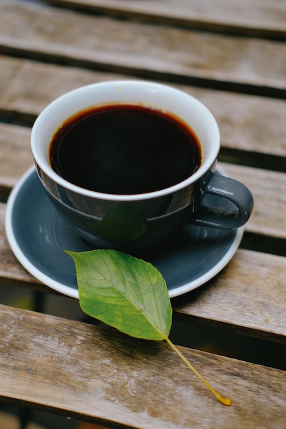 Photo a cup of coffee with a leaf on it