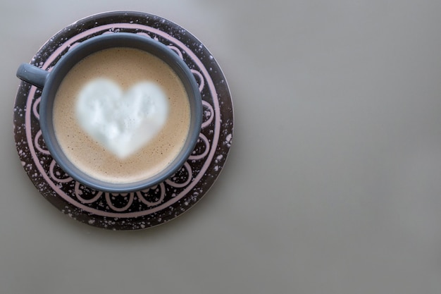 Foto tazza di caffè con schiuma a forma di cuore di latte