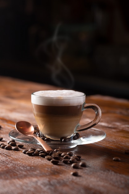 Tazza di caffè con latte latte caldo o cappuccino preparato con latte