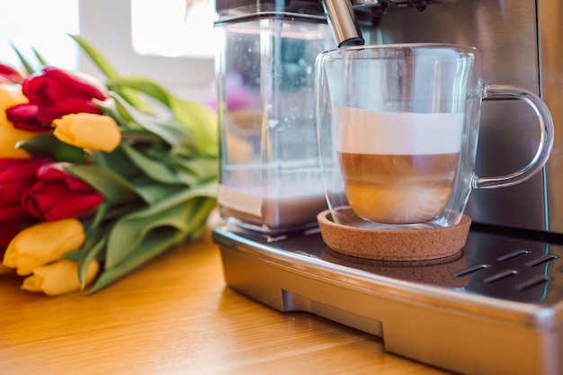 ミルクとチューリップの花とコーヒーのカップ