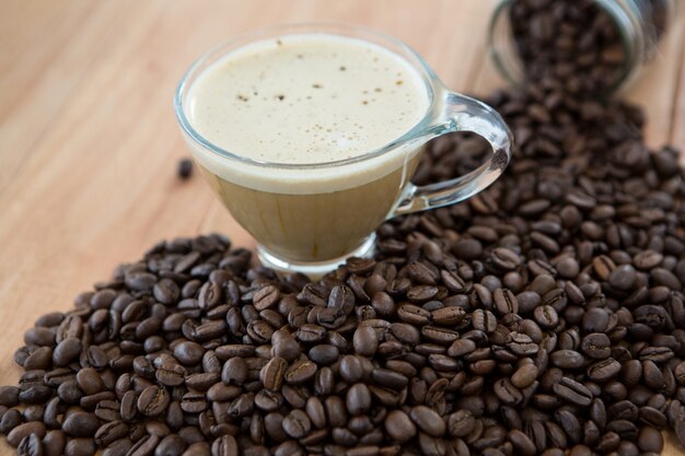 Tazza di caffè con chicchi di caffè tostati