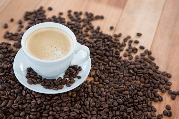 焙煎したコーヒー豆とコーヒーのカップ