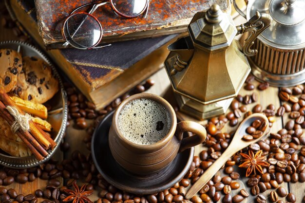 Foto una tazza di caffè con una pila di libri e una tazza di caffè sul tavolo