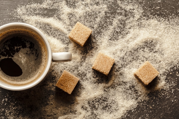 一杯のコーヒーと砂糖