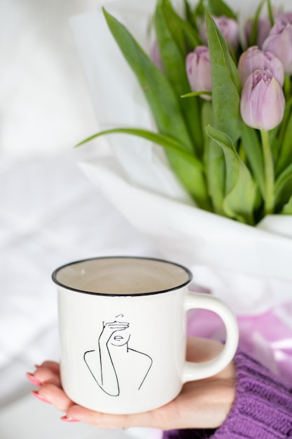 Foto una tazza di caffè con una donna sul davanti iscrizione marzo