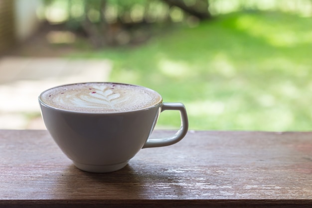 木のテーブルのコーヒーのカップ