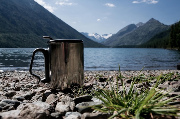 чашка кофе на дереве на фоне природы Туризм и путешествия Термокружка для быстрого кипячения воды