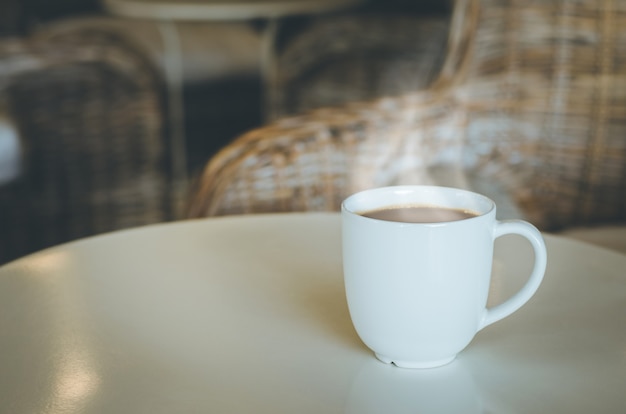 Foto tazza di caffè sulla tavola di legno in caffetteria.