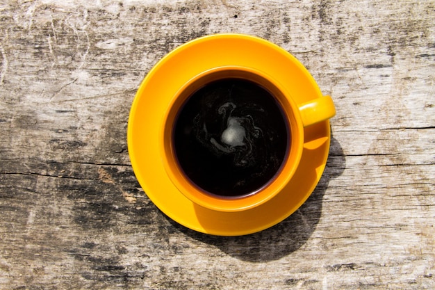 Foto tazza di caffè sulla tavola di legno. vista dall'alto