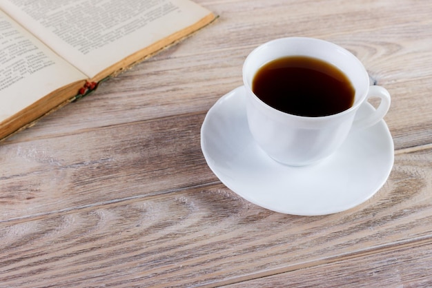 木製のテーブル上のコーヒーカップ