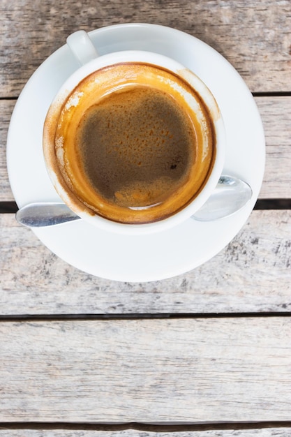 Foto una tazza di caffè su un tavolo di legno