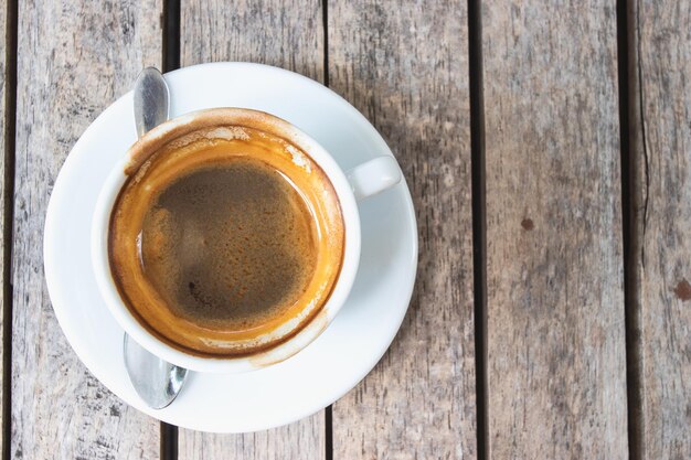 Photo cup of coffee on wooden table