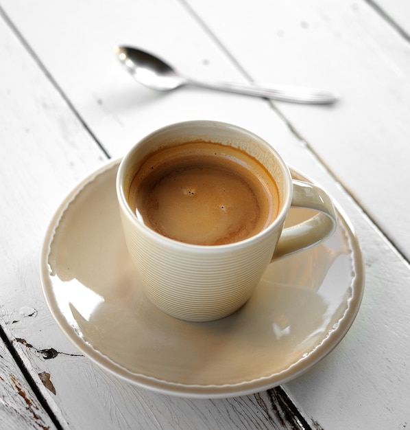 Чашка кофе на деревянном столе