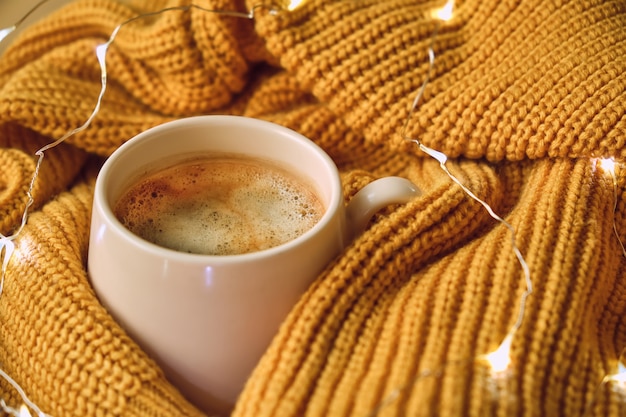 Tazza di caffè, maglione giallo