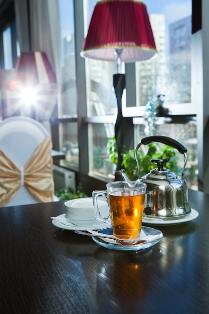 투명한 유리에 있는 탁자 위에 차가운 차 한 잔