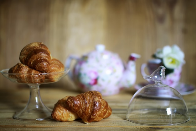 Tazza croissant colazione sfondo in legno