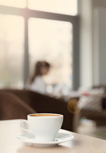 Tazza di caffè delizioso sul tavolo