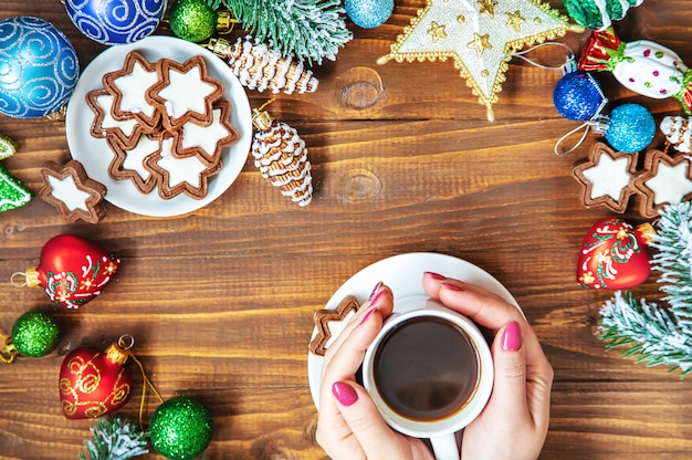 Bere una tazza per la colazione nelle mani messa a fuoco selettiva