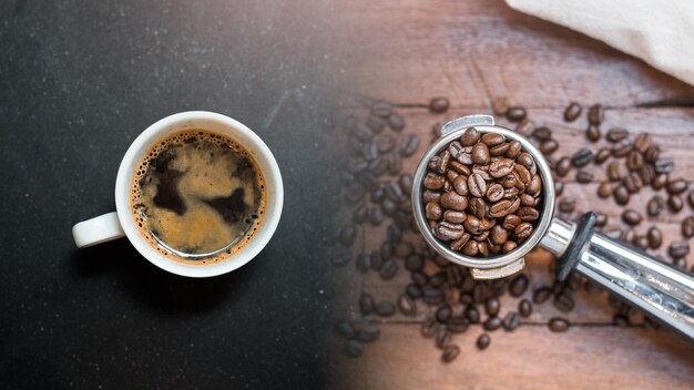 블랙 테이블에 에스프레소 커피와 커피 콩 한 잔