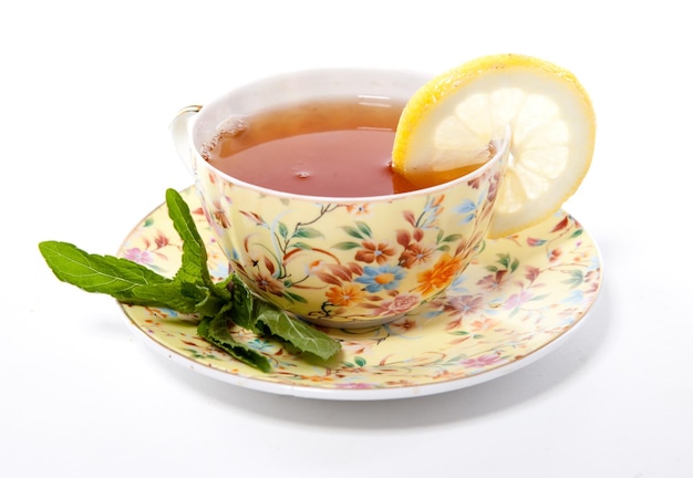 Tazza di tè fresco con foglie di menta e limone