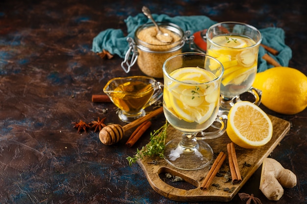 Чашка имбирного чая с медом и лимоном