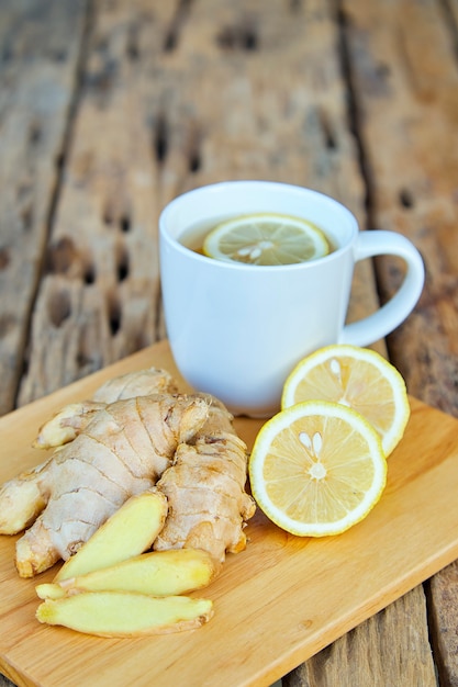 Photo cup of ginger tea with lemon on wooden