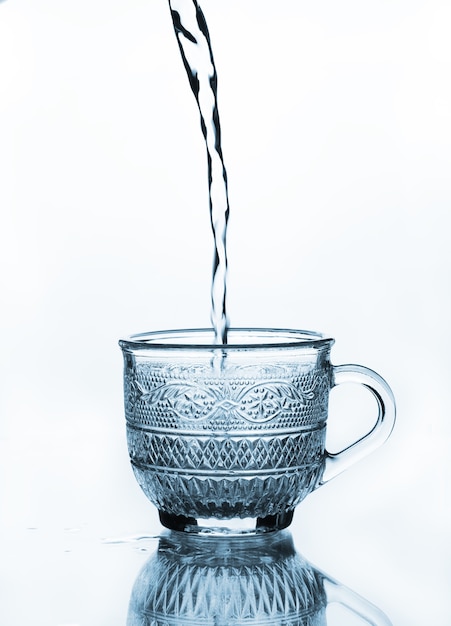 Foto tazza di vetro con acqua che si versa