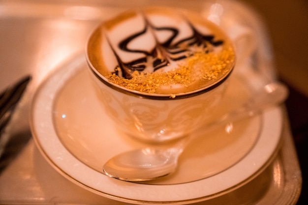 アブダビのゴールデンカプチーノのカップ。ゴールドの装飾が施されたコーヒー。アラブ首長国連邦。アラブ首長国連邦。