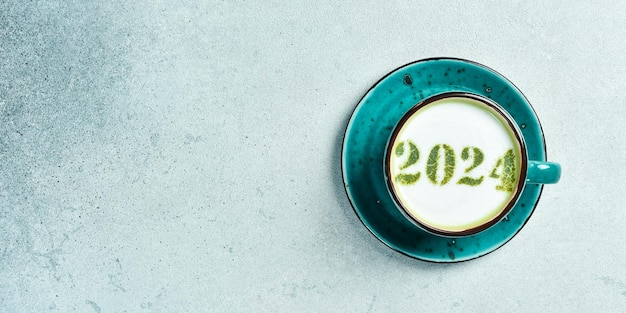 회색 돌 바탕에 녹색 차 라테 또는 마차 라테 한 잔 미학적 인 아한 따뜻한 개념 2024