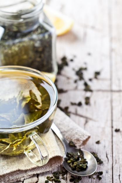 Tazza di tè verde e limone