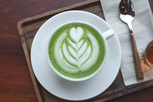 Foto una tazza di latte verde tè matcha