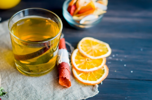 민트, 레몬 슬라이스, 건조 과일 롤 및 딸기와 함께 민트 잎 차와 녹차 한잔