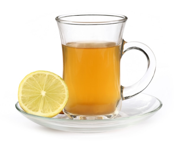 흰색 배경 위에 레몬을 넣은 허브 차 한잔