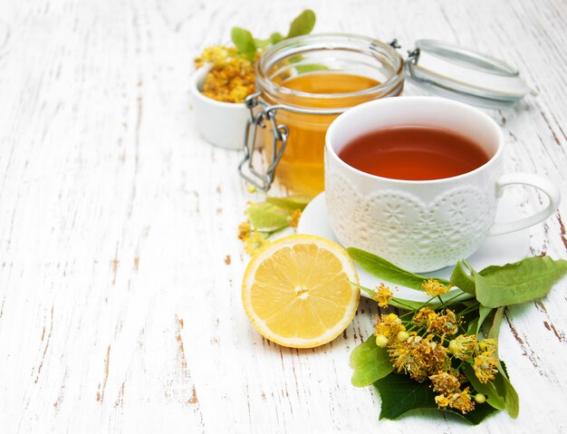 Photo cup of herbal tea with linden flowers