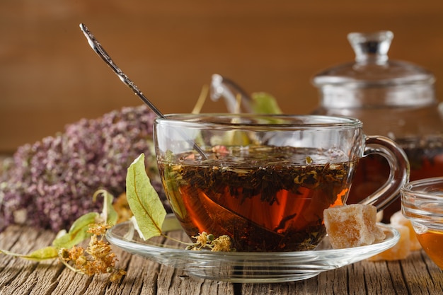 Foto tazza di tisana con fiori selvatici ed erbe varie