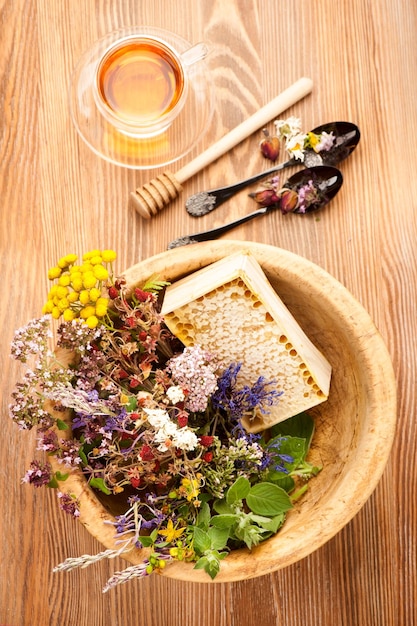 Tazza di tisana con fiori selvatici ed erbe varie