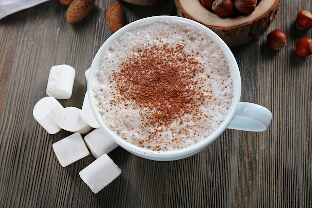 Foto tazza di cacao caldo con marshmallow su fondo di legno vicino