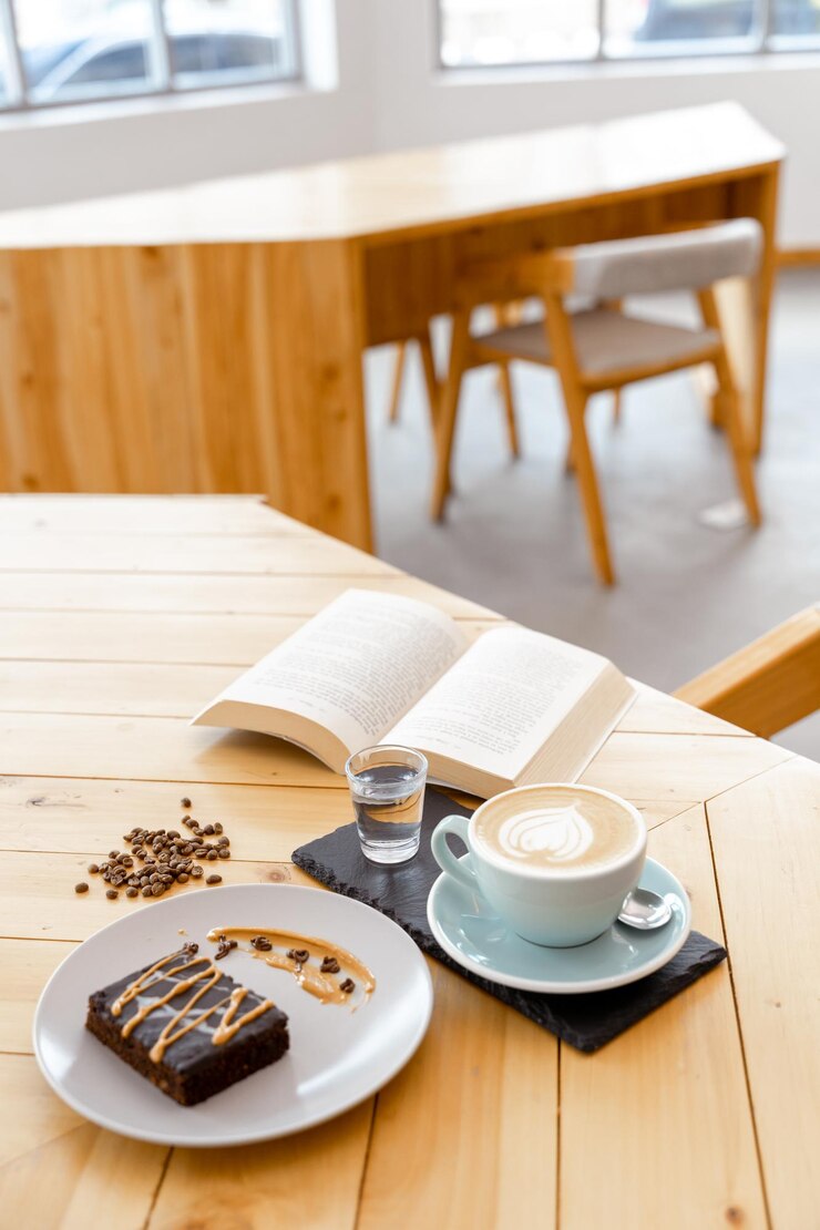Photo テーブルの上にある熱いカプチーノコーヒーのカップ