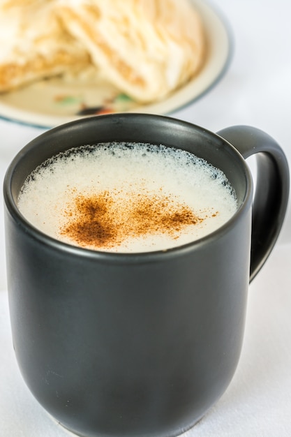 ホットカプチーノコーヒーのカップ。